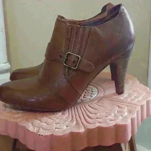 Audrey Brooke booties - Picture 2 of 5
